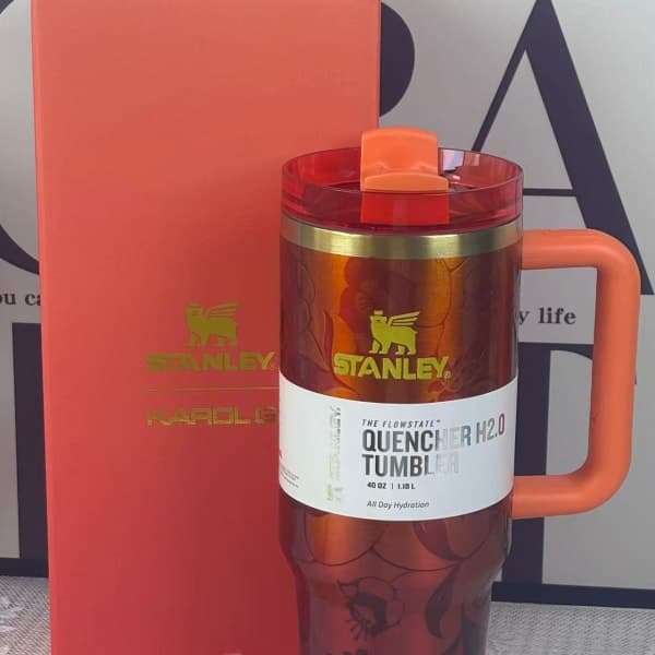 Stanley x Karol G | The FlowState™ Quencher H2.0 Tumbler – 40 oz | Burnt Orange | Limited Edition